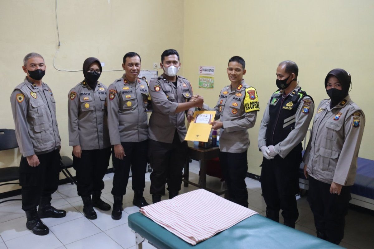 Kapolres Batu Bersama Wakapolres dan Kabag Sumda, Kunjungi Anggota Korban Pengamanan Tragedi Kanjuruhan