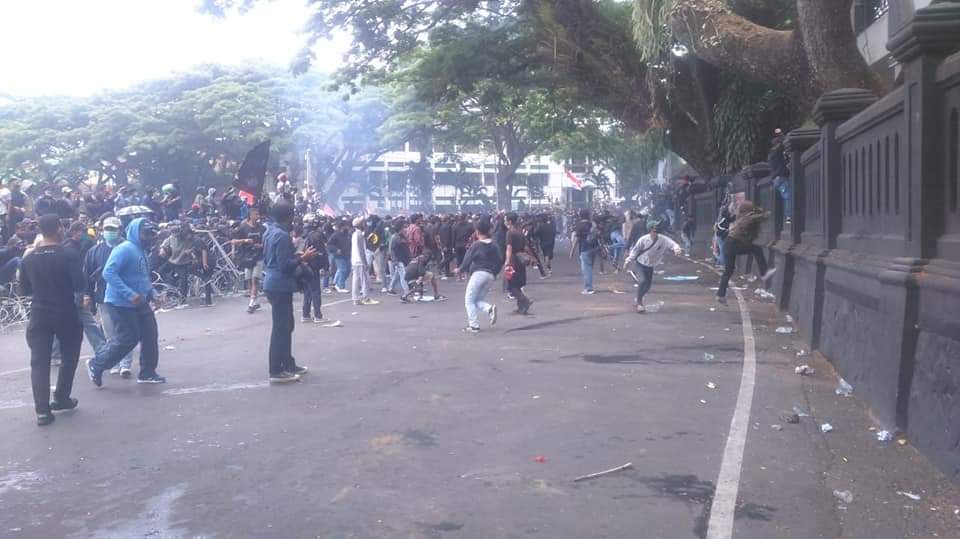 Demo Tolak Omnibus Law di Gedung DPRD Kota Malang, Diwarnai Kericuhan