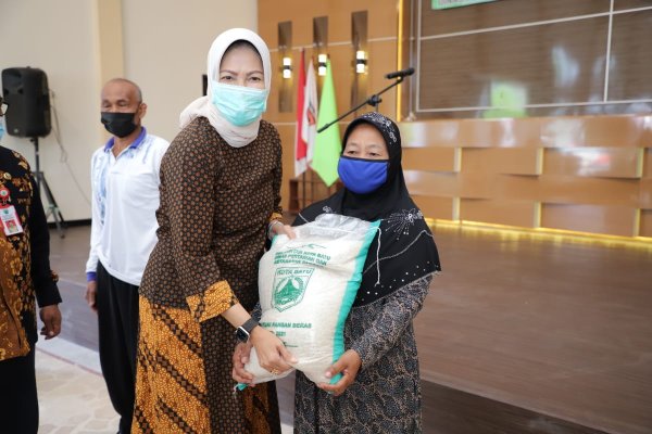 Pemkot Batu Bagikan Bantuan Beras, Dewanti: Alhamdulilah Penerima Berkurang