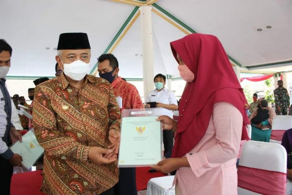 Bupati Malang Sanusi, Serahkan Sertifikat Tanah Secara Simbolis