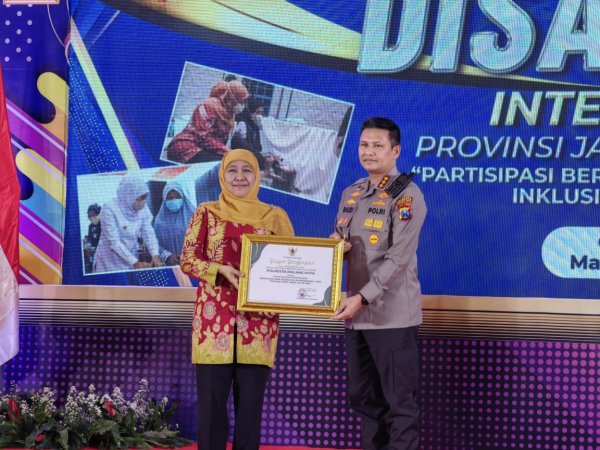 Puncak Peringatan Hari Disabilitas Internasional 2022, Kombes Pol. Buher Terima Penghargaan dari Gubernur Jatim