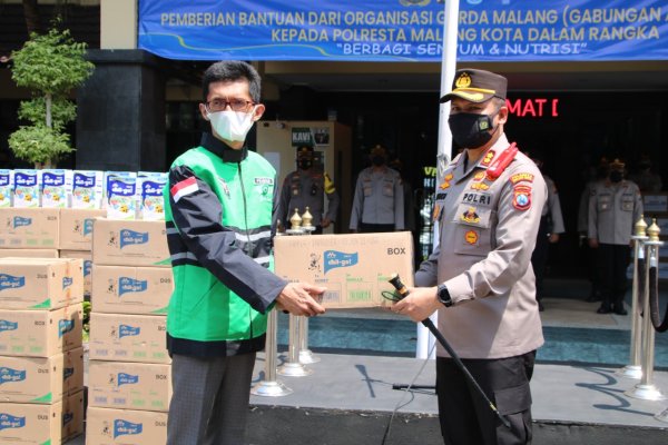 Melalui Polresta Malang Kota, Garda Kota Malang Berikan Bantuan Susu untuk Warga Terdampak