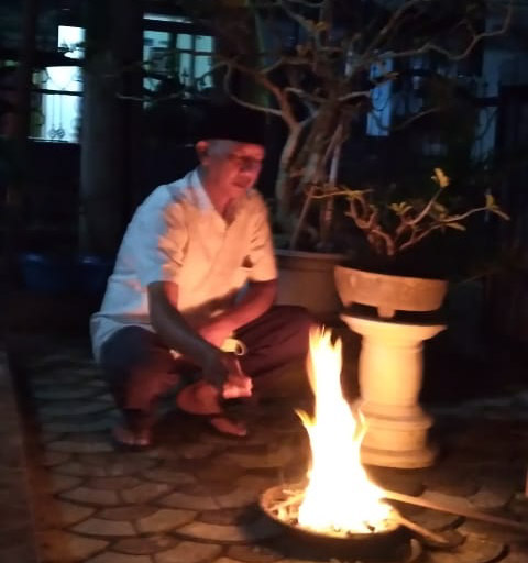 Dipercaya Tangkal Pagebluk, Kades Sumberejo Bersama Warga Masyarakat Bakar Garam