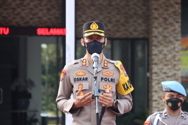Kapolres Batu Pimpin Upacara Kenaikan Pangkat Pengabdian Anggota