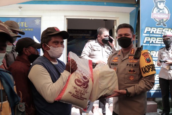 Bersama Komunitas Tionghoa, Kapolresta Malang Kota Bagikan Sembako