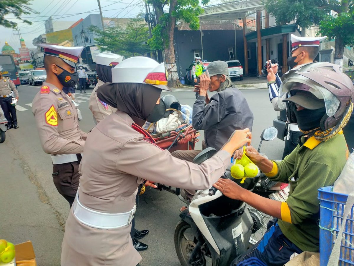 Operasi Patuh Semeru 2022, AKP Indah: Kami Bagikan Dorprize Helm, Buah Apel dan Masker