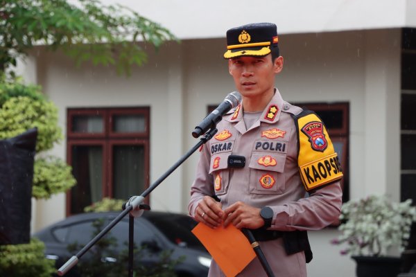 Kapolres Batu AKBP Oskar Pimpin Upacara Kesadaran Nasional dan Berikan Penghargaan Anggota Berprestasi