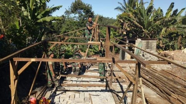 Yonbekang 2 Kostrad, Bantu Korban Gempa Malang