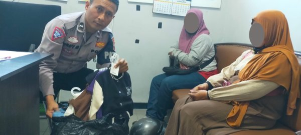 Anggota Satlantas Polres Batu Aipda Deddy, Amankan Dua Orang Wanita Terduga Pencuri Baju