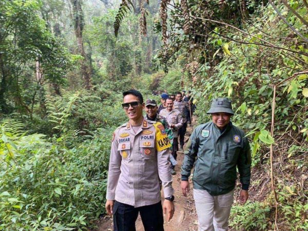 Polres Batu Bersama Tim Pencegahan Karhutla, Pantau Titik Api Kebakaran Hutan di Lereng Gunung Arjuno