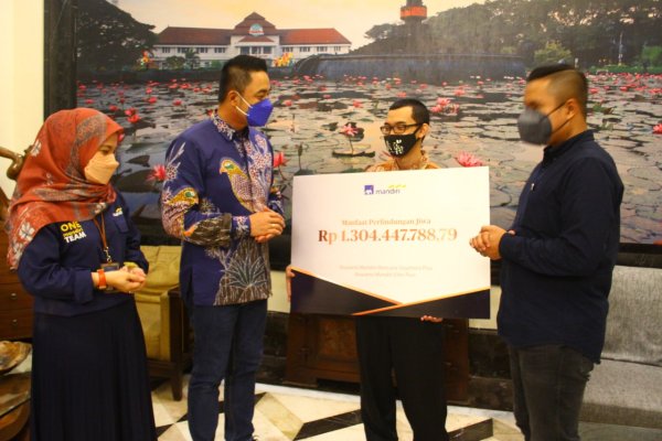 XA Mandiri Bayar Klaim Rp 1,304 Miliar Kepada Seorang Nasabah di Kota Malang