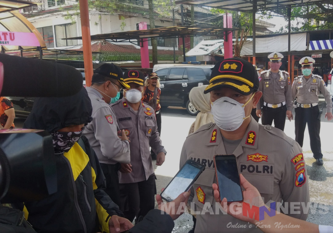 Cegah Penyebaran Covid-19, Kapolres Batu Pimpin Penyemprotan Desinfektan Bersama