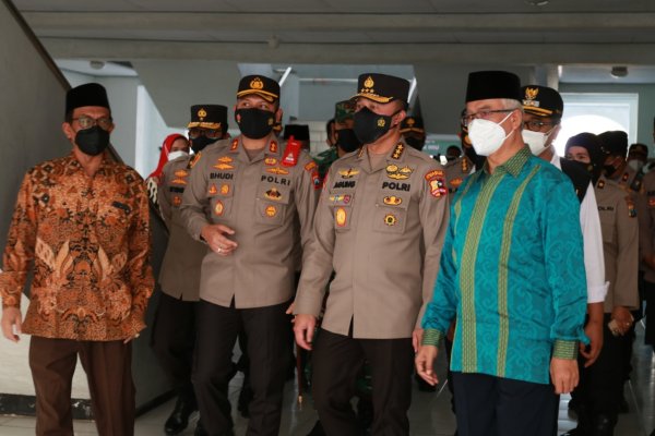 Kapolresta Malang Kota Dampingi Irwasum Polri, Kunjungi Isoter dan Pantau Jalannya Vaksinasi