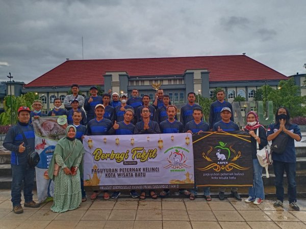 Sosialisasikan GEMARICI, ASPEK Kota Batu Bagikan Takjil Gratis Olahan Daging Kelinci