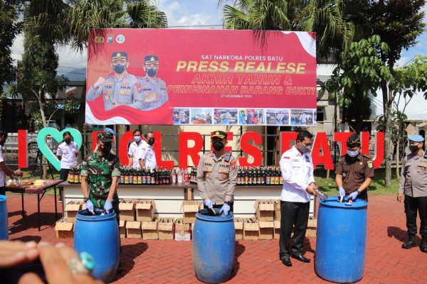 Jelang Akhir Tahun 2021, Polres Batu Musnahkan Miras dan Narkoba