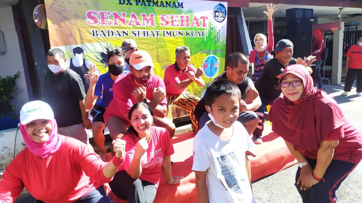 KTS Dinoyo Senam Sehat Halau Covid dan Berbagi Merchandise