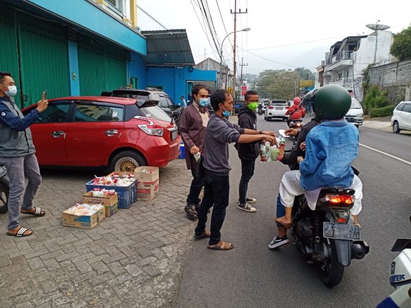 Ribuan Takjil Gratis, Dibagikan Komunitas HP Mania Kota Batu