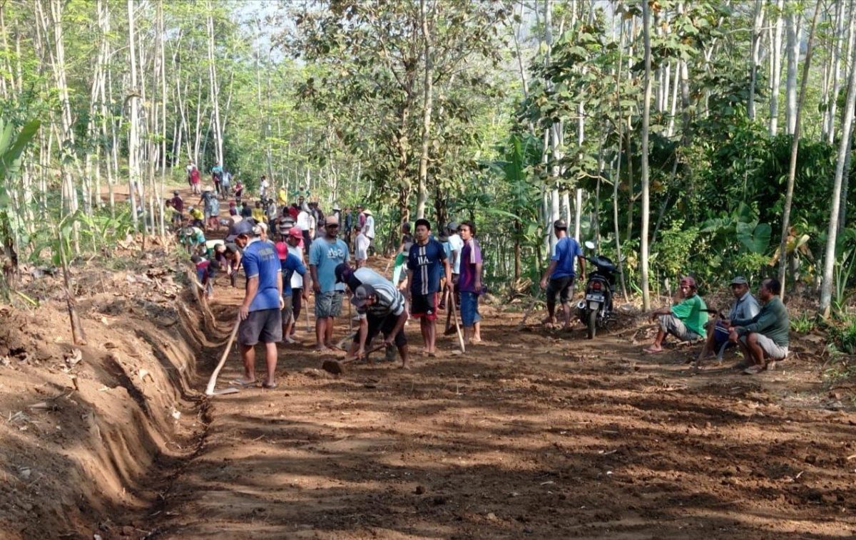 Pemdes Tawangrejeni Turen, Bangun Jalan Untuk Lancarkan Ekonomi