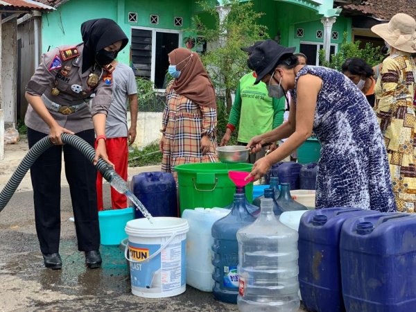 Polres Batu Distribusikan Air Bersih ke Desa Terdampak Banjir Bandang