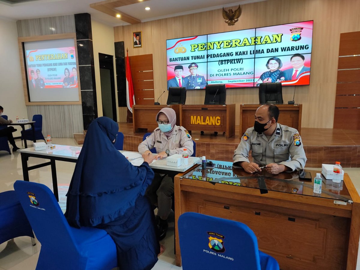 Polres Malang Salurkan Bantuan Tunai Kepada Pedagang Kecil