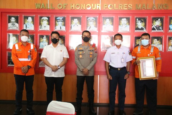 Pejabat PT. KAI (Persero) Silaturahim dan Berikan Penghargaan Kepada Kapolres Malang