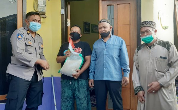 Peduli Masyarakat Terdampak PPKM Level 4, Polres Batu Bagikan Sembako