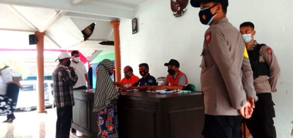 Pembagian Terapkan Prokes, Terdampak Pandemi di 17 Desa Turen Peroleh BST