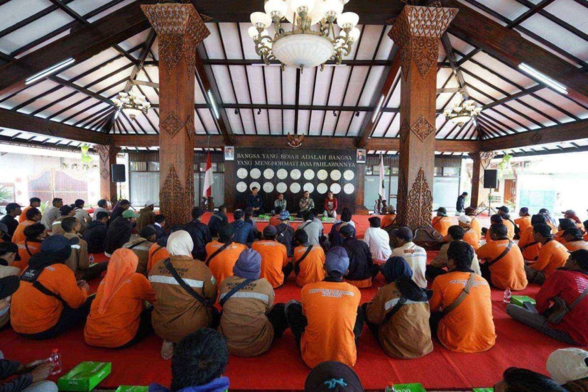 Pj. Wali Kota Batu Dr. Aries Ajak Penyapu Jalan dan Tenaga Kebersihan Makan Siang Bersama