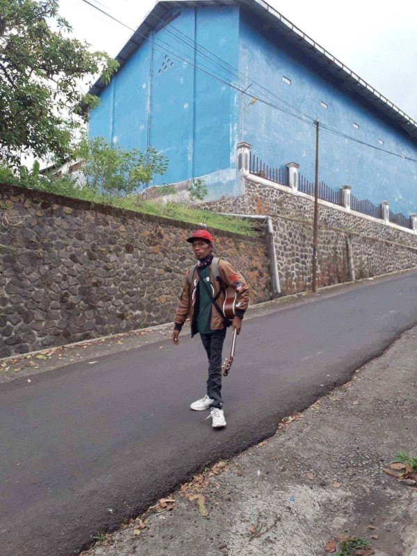 Eko Pramono Pengamen Disabilitas Ciptakan Lagu dengan Judul Batu Kota Surgawi, Terinspirasi Program Mbatu SAE