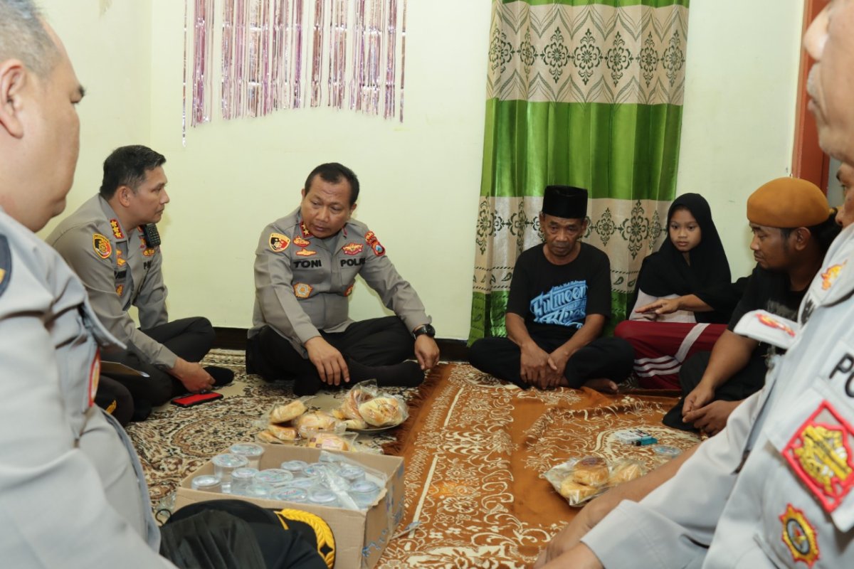Kapolda Jatim Irjen Pol Toni Harmanto Takziah ke Rumah Almarhum Andi Setiawan, Korban Tragedi Stadion Kanjuruhan