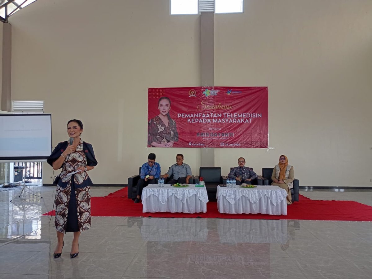 Anggota Komisi lX DPR RI Kris Dayanti Bersama Kemenkes RI, Gelar Sosialisasi Telemedicine di Desa Oro-oro Ombo