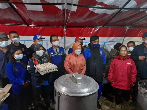 Mensos Risma, Kunjungi Korban Banjir ke Pengungsian dan Dapur Umum