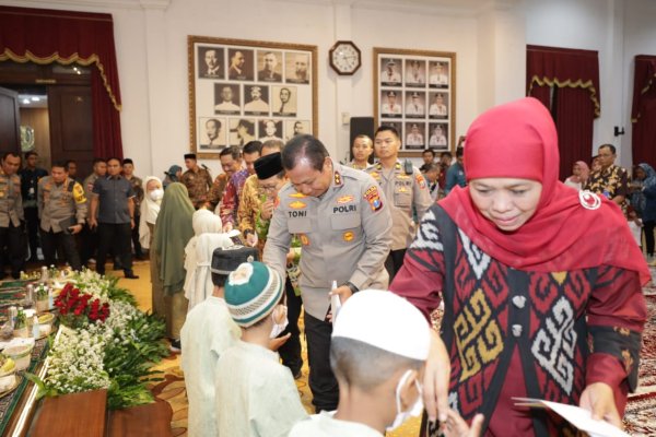 Kapolda Jatim Dampingi Gubernur, Berikan Bantuan Keluarga Korban Kanjuruhan Malang