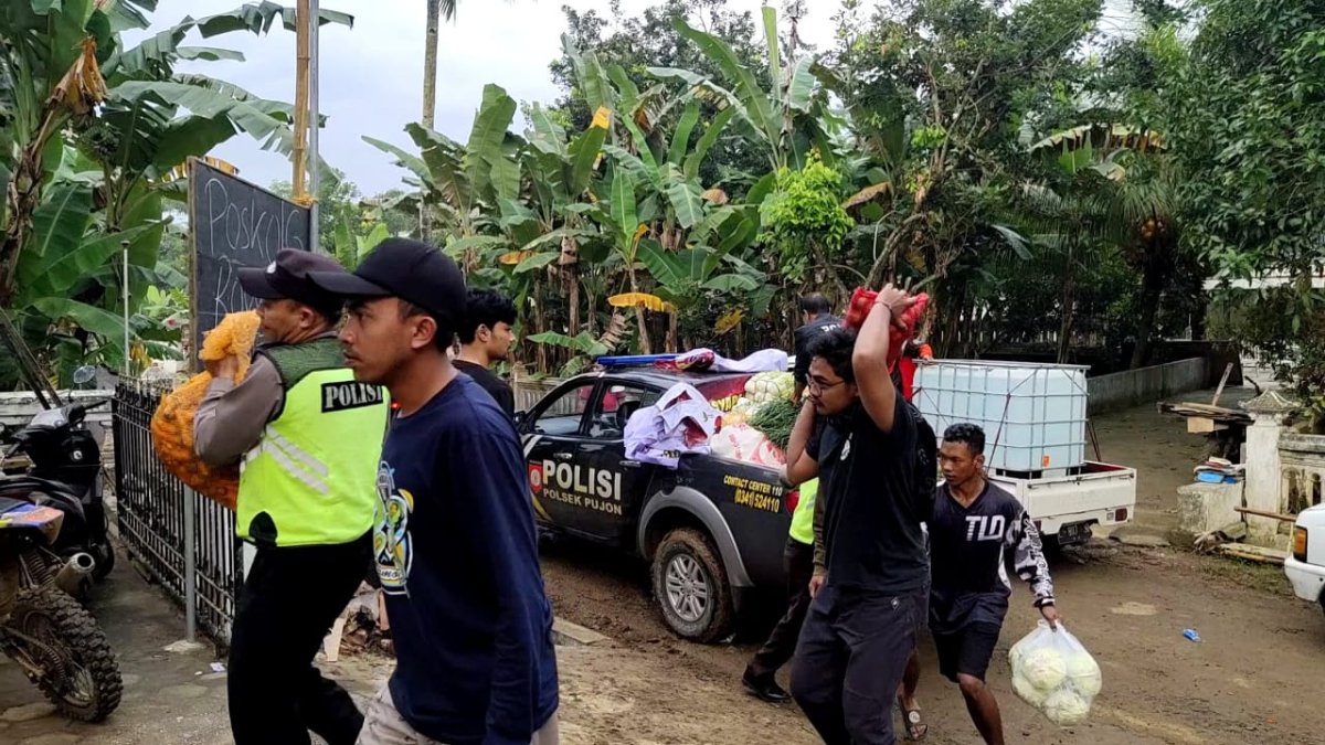 Peduli Warga Terdampak Bencana, Polsek Pujon Distribusikan Bansos ke Sumber Manjing Wetan