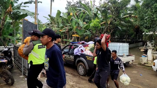 Peduli Warga Terdampak Bencana, Polsek Pujon Distribusikan Bansos ke Sumber Manjing Wetan
