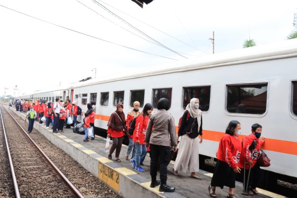 Rayakan Hari Jadi Polwan, Ratusan Penyandang Disabilitas Naik Kereta Api Bersama Polwan