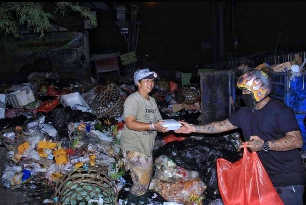 Peduli Sesama di Tengah Pandemi, Pria Bertato Bagikan Nasbung