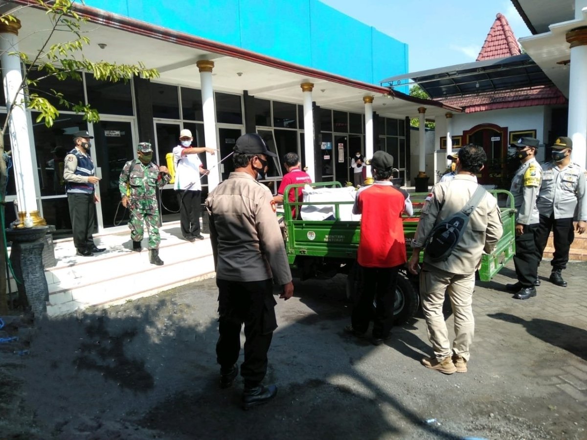 Cegah Klaster Baru, Satgas Semprot Disinfektan di Desa Lumbangsari