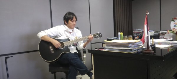 Bermain Musik, Kadis PDKP Pemkot Batu Ir. Bangun Yulianto: Dapat Menghilangkan Setres Setelah Seharian Bekerja