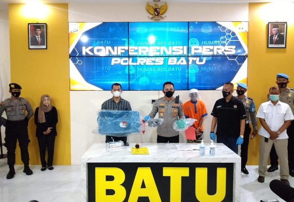 Konferensi Pers, Polres Batu Ungkap Kasus Penganiayaan Balita