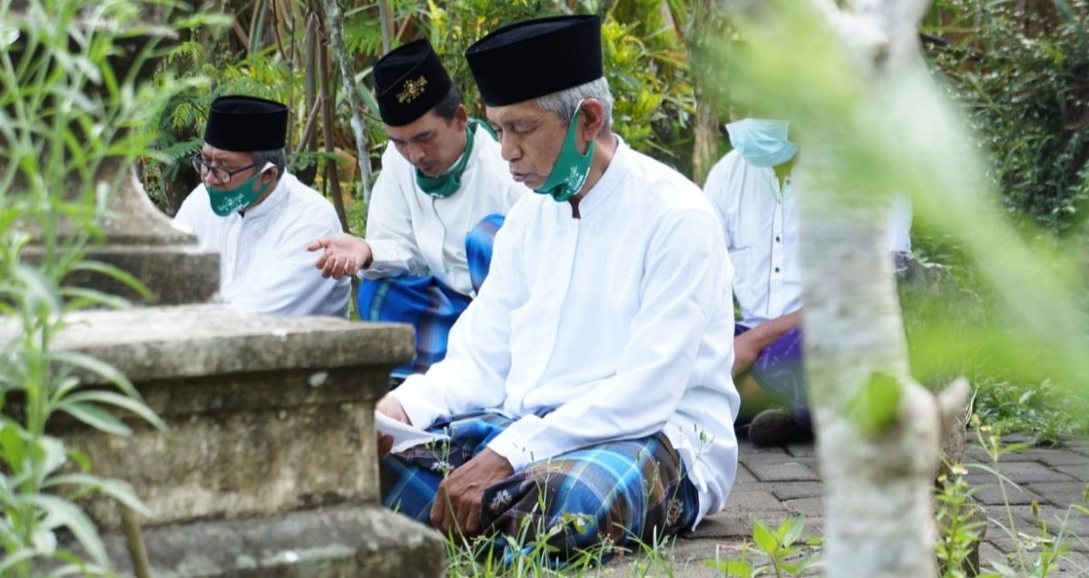 Usai Upacara HSN, Ranting NU Wonokasian Turen Ziarah Kubur Pahlawan