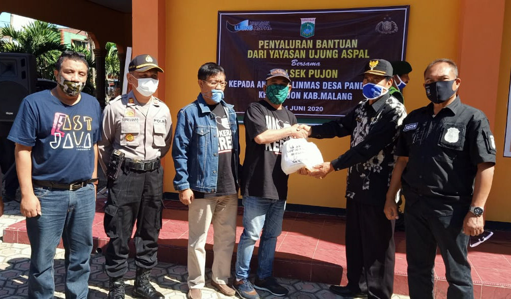 YUA Jatim Bersama Kapolsek Pujon, Bagikan Sembako Kepada Ratusan Linmas