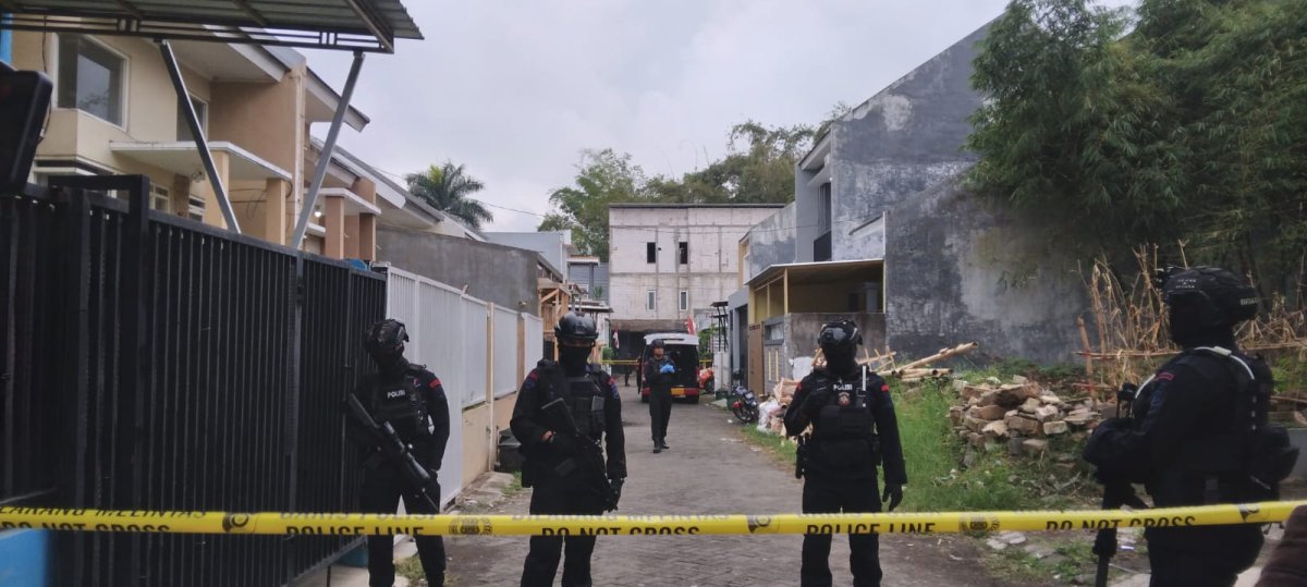 Tim Densus 88 Anti Teror Mabes Polri, Berhasil Tangkap 3 Terduga Teroris di Perumahan Bunga Tanjung Junrejo Kota Batu