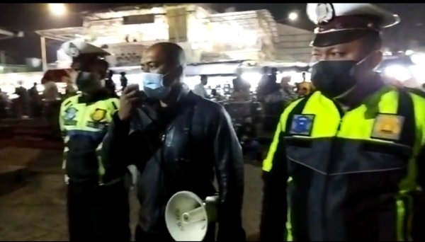 Satlantas Polres Batu Sosialisasikan Prokes ke Alun-Alun, Kanit Regident: Kami Juga Bagikan Masker