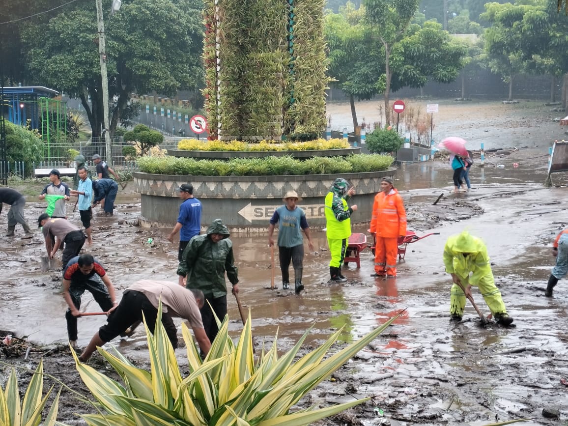 Tanggap Bencana, Polsek Bumiaji dan BPBD Gerak Cepat Atasi Luapan Air di Selecta