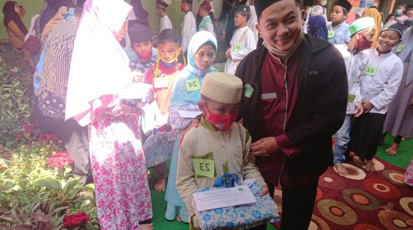 LKSA 7 Tangkai, Sebar 145 Bingkisan di Turen untuk Yatim