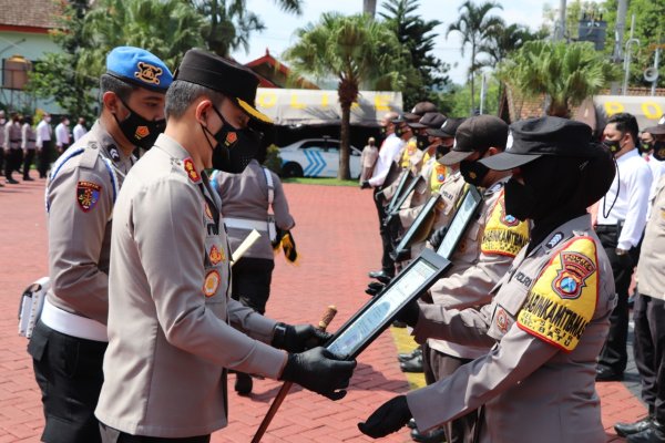 Kapolres Batu Beri Penghargaan Bhabinkamtibmas Kelurahan Sisir