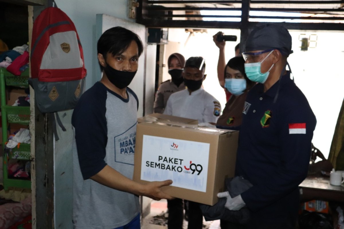 Kapolres Batu, Berikan Bantuan Sembako Istri Driver Ojol yang Terindikasi Alergi Obat