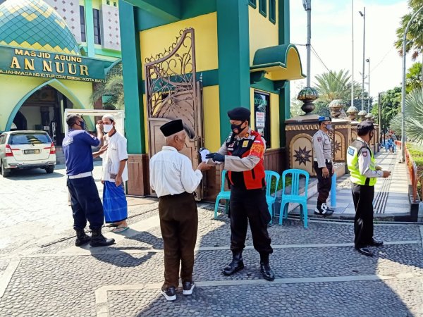 Sat Sabhara Polres Batu Bagikan Masker Kepada Jamaah Masjid An-Nur