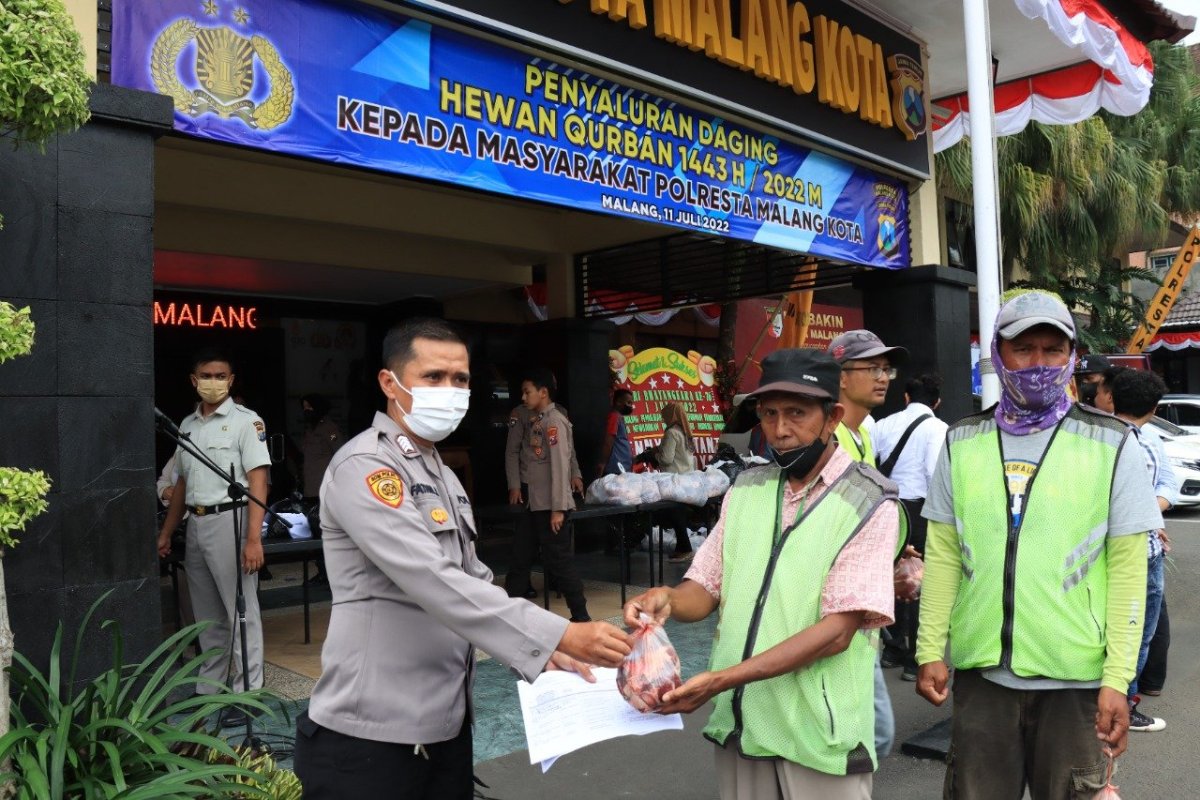 Berbagi Kebahagiaan Idul Adha 1443 H, Polresta Malang Kota Bagikan Daging Kurban